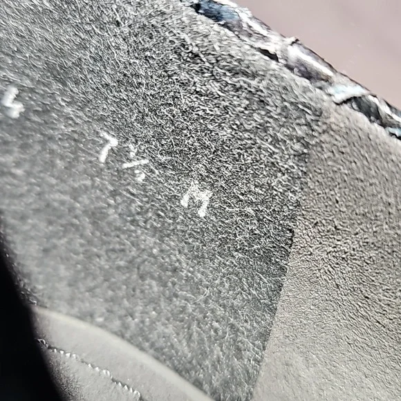 Stuart Weitzman Navy Blue Snakeskin Print Pointed Toe Kitten Heel Size 7.5 - Picture 15 of 16